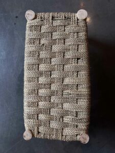 Petit banc en bois et corde – Image 3