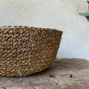 Bol en crochet d'abaca linen doré - S / M – Image 2