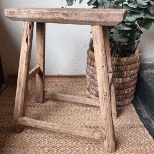 Tabouret en bois ancien naturel – Atmosphère d’Ailleurs – Image 2